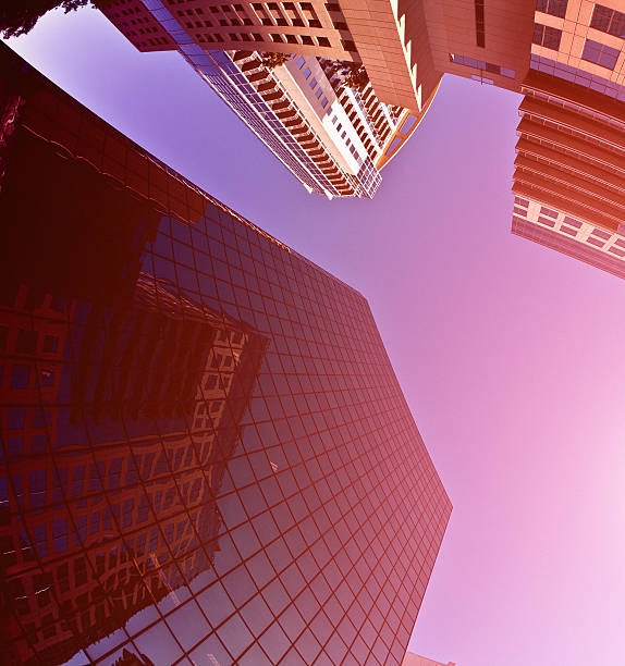 orlando downtown, wolkenkratzer gebäude, architektur sonne flare - office building office park low angle view orange county stock-fotos und bilder