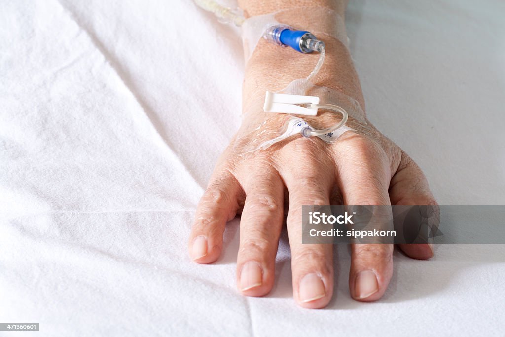 点滴に患者の手 - クローズアップのロイヤリティフリーストックフォト