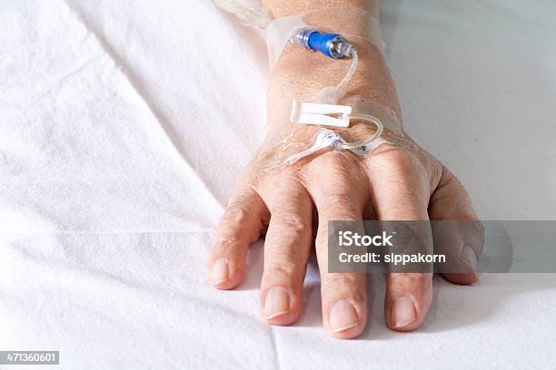 点滴に患者の手 - クローズアップのストックフォトや画像を多数ご用意 - クローズアップ, ヘルスケアと医療, ベッド