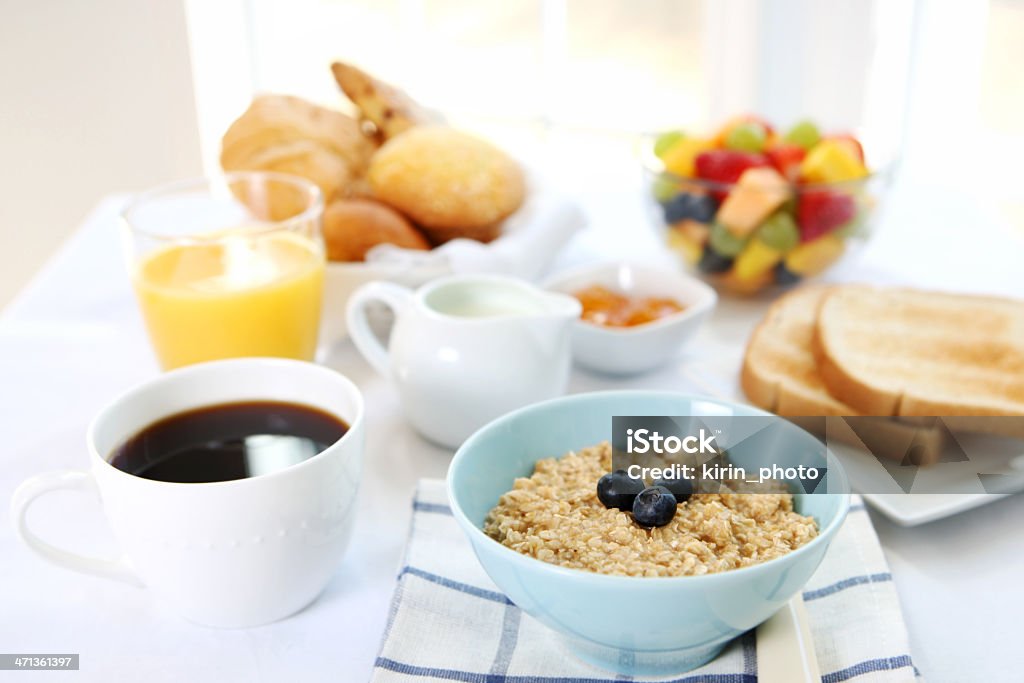 Завтрак столовая с мюсли - Стоковые фото Апельсиновый сок роялти-фр�и