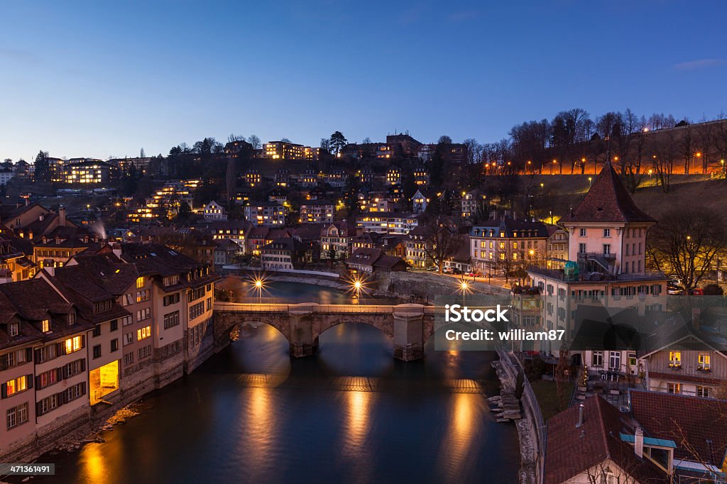 Vista di Berna dopo il tramonto con Fiume Aare - Foto stock royalty-free di Berna