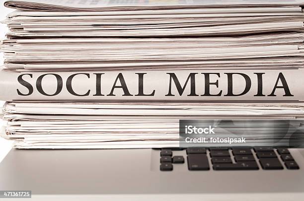 Социальные Медиа — стоковые фотографии и другие картинки Газетный заголовок - Газетный заголовок, Компьютер, Беспроводная технология