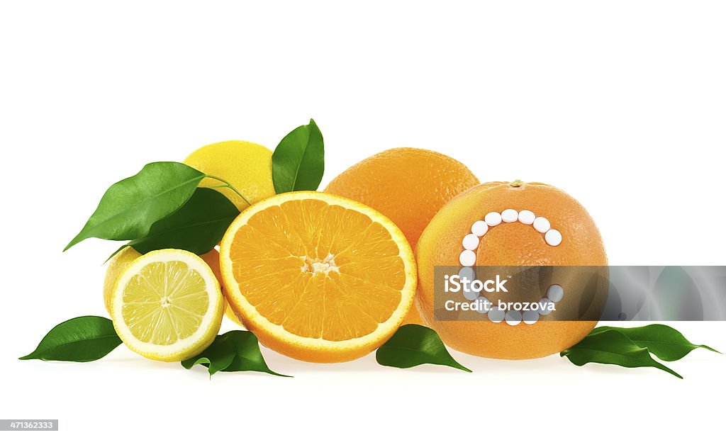 Arancio, limone, pompelmo con vitamina c pillole su sfondo bianco - Foto stock royalty-free di Abbondanza