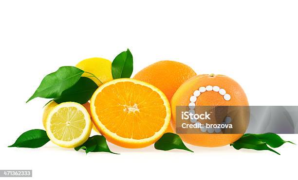 Arancio Limone Pompelmo Con Vitamina C Pillole Su Sfondo Bianco - Fotografie stock e altre immagini di Abbondanza