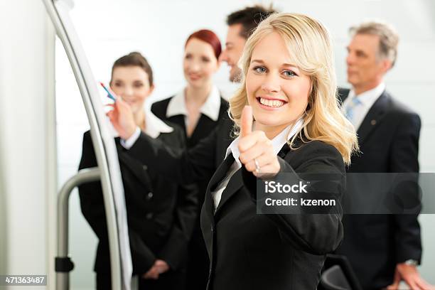 ビジネスチームオフィスではリーダー - 女性のストックフォトや画像を多数ご用意 - 女性, アクティブシニア, オフィス