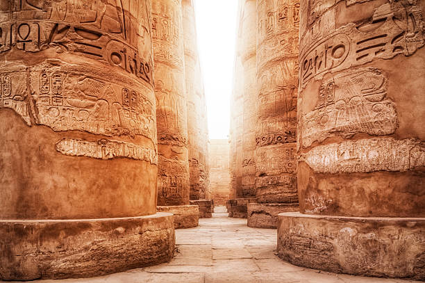 great säulenhalle/bezirk des amun-re (karnak-tempel komplex - hieroglyphenschrift fotos stock-fotos und bilder