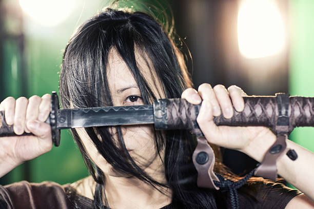 istock Chinese Woman Unsheathing Katana Sword 471363927