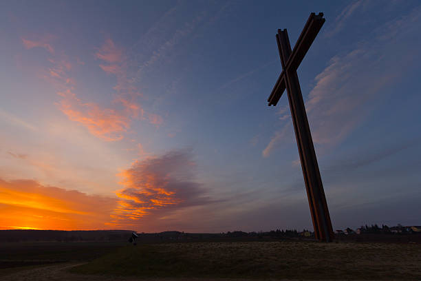 cruce en frente de un ardor sky - benedict xvi fotografías e imágenes de stock