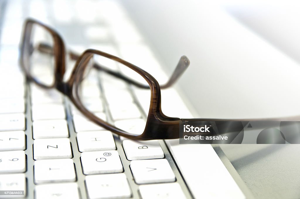 Migliori occhiali sulla tastiera di un computer portatile. - Foto stock royalty-free di Occhiali da vista