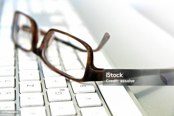 Migliori Occhiali Sulla Tastiera Di Un Computer Portatile - Fotografie stock e altre immagini di Occhiali da vista