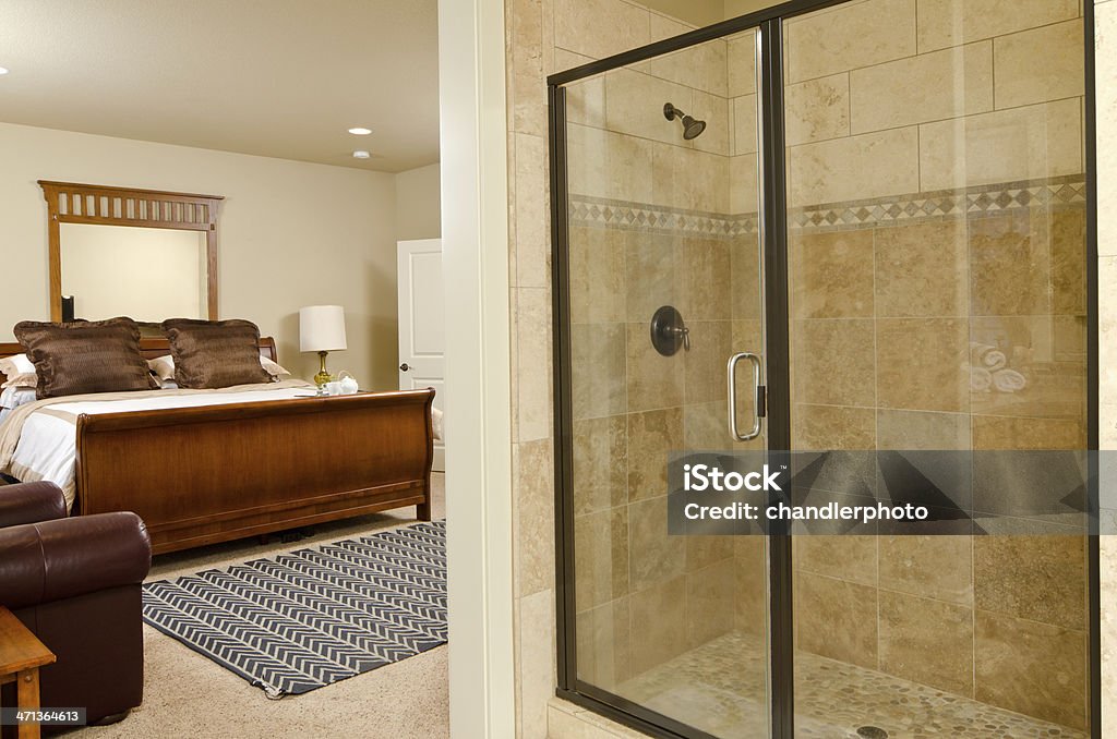 Nowoczesnej sypialni z prysznicem - Zbiór zdjęć royalty-free (Abażur)