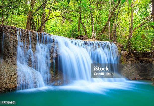 Cascada Del Bosque Profundo En Kanchanaburi Tailandia Foto de stock y más banco de imágenes de Agua descendente