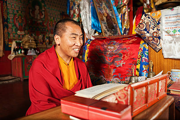 티베트인 몽크 기도하기 동안 푸자 - buddhism monk book zen like 뉴스 사진 이미지