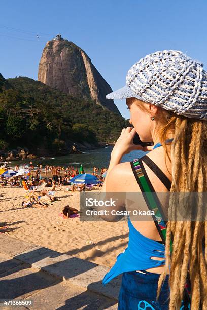 Turista Visitar Sugarloaf Rock Forma - Fotografias de stock e mais imagens de Brasil - Brasil, Cabelo Humano, Capitais internacionais