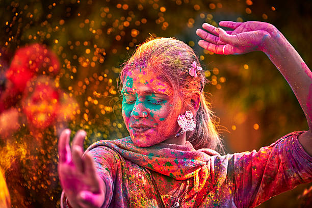 retrato de mujer india con cara de color bailar durante holi - cultura hindú fotos fotografías e imágenes de stock