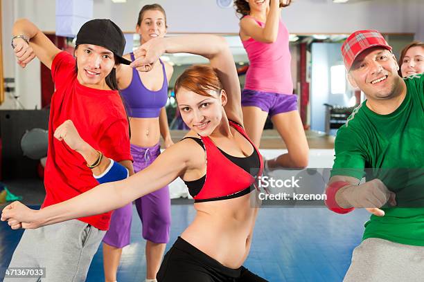 Ejercicio De Entrenamiento En Un Gimnasiobaile Foto de stock y más banco de imágenes de Actividad - Actividad, Adulto, Alegría