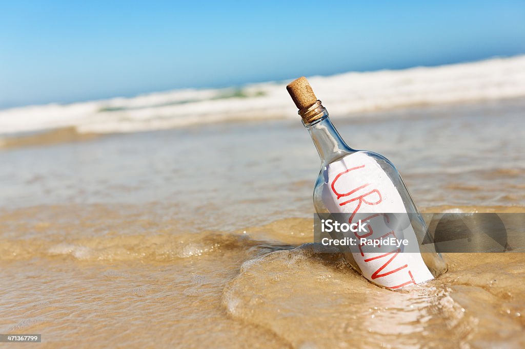 Urgente afferma messaggio in bottiglia da trasportare dalla marea - Foto stock royalty-free di Ambientazione esterna