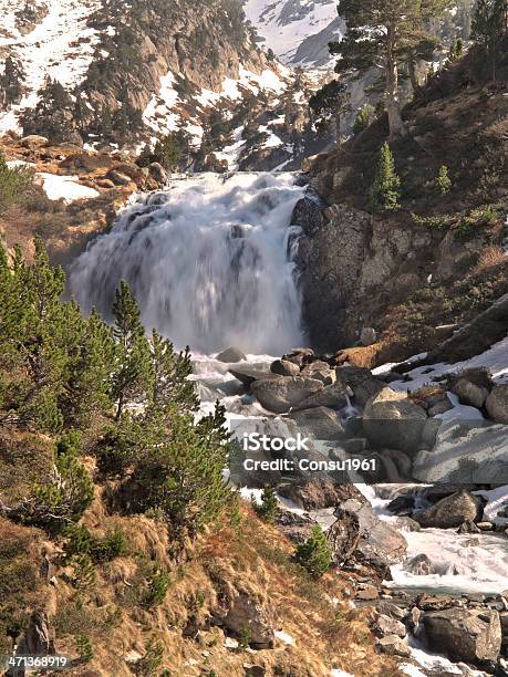 Cascada Foto de stock y más banco de imágenes de Agua - Agua, Aire libre, Belleza de la naturaleza