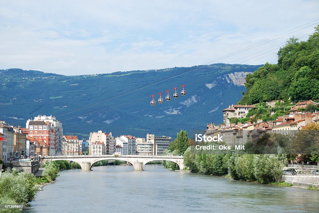 Vista de Grenoble con los tranvías "Les Bulles". - Foto de stock de Grenoble libre de derechos