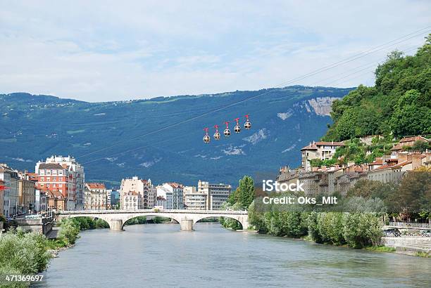 Vista De Grenoble Con Los Tranvías Les Bulles Foto de stock y más banco de imágenes de Grenoble - Grenoble, Lozano, Puente - Estructura creada por humanos