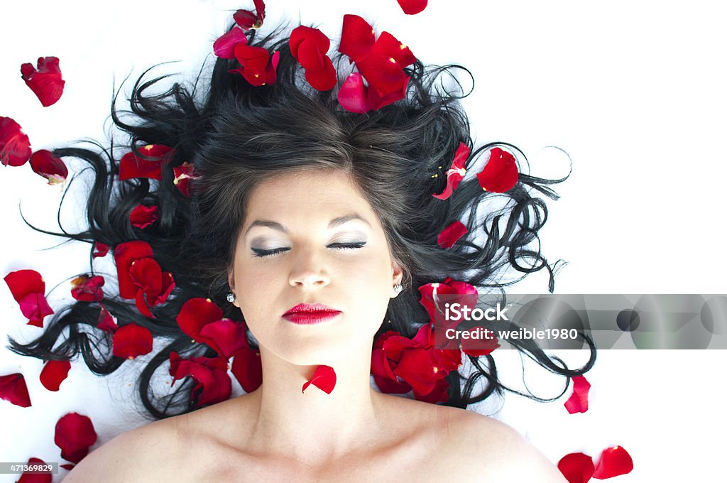 Schönheit im Bett Rote Rosen - Lizenzfrei Alternative Behandlungsmethode Stock-Foto