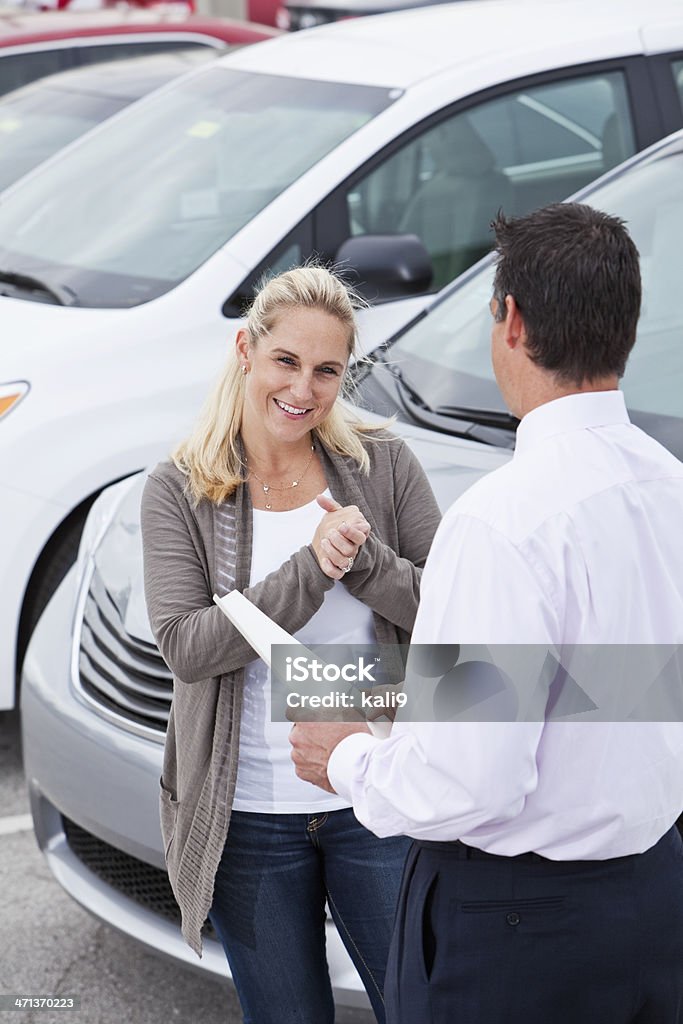 Auto-Verkäufer mit einem Kunden - Lizenzfrei Auto Stock-Foto