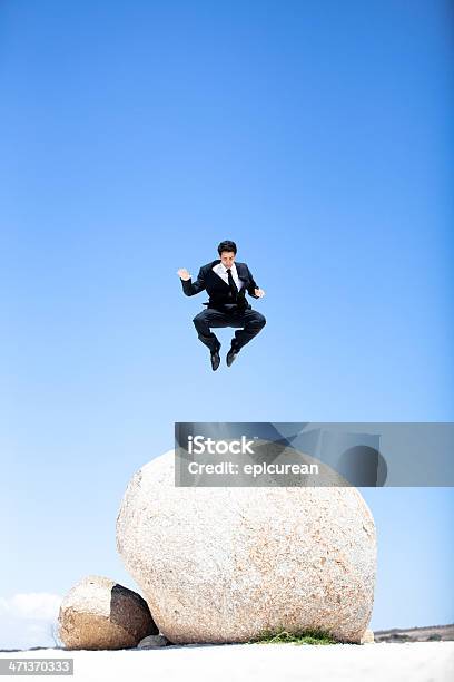 Empresário Passar Sobre Os Desligar Um Boulder - Fotografias de stock e mais imagens de Corrida livre - Corrida livre, Fato, Homem de Negócios