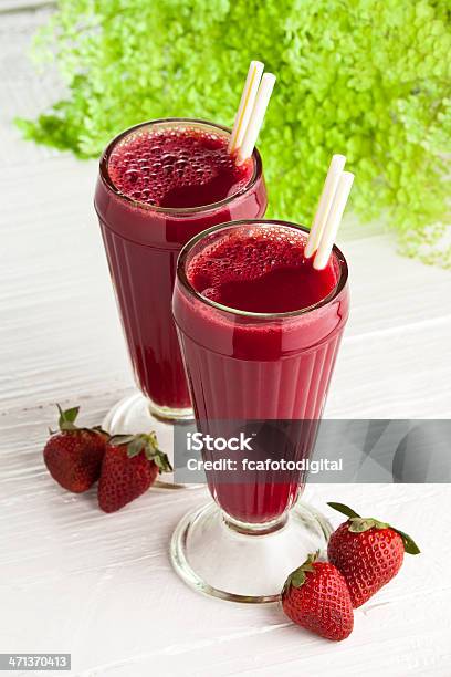 Frullato Alla Fragola - Fotografie stock e altre immagini di Frullato alla frutta - Frullato alla frutta, Alimentazione sana, Ambientazione esterna