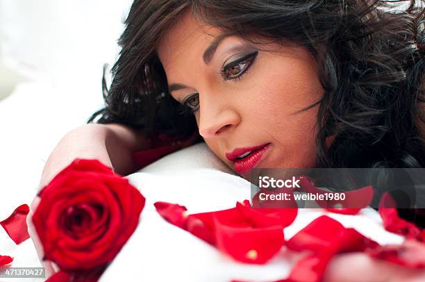 Foto de Beleza Com Rosas Vermelhas e mais fotos de stock de Adulto - Adulto, Amimar, Amor