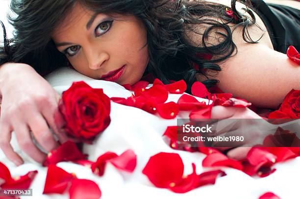 Photo libre de droit de Beauté Avec Roses Rouges banque d'images et plus d'images libres de droit de Femmes - Femmes, Rose - Fleur, Tristesse