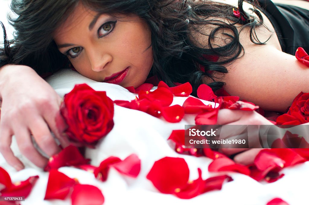 Piękno z czerwonych róż - Zbiór zdjęć royalty-free (Kobiety)