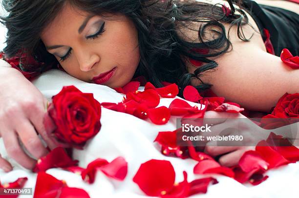 Schönheit Mit Roten Rosen Stockfoto und mehr Bilder von Aromatherapie - Aromatherapie, Auf Rosen gebettet, Auge