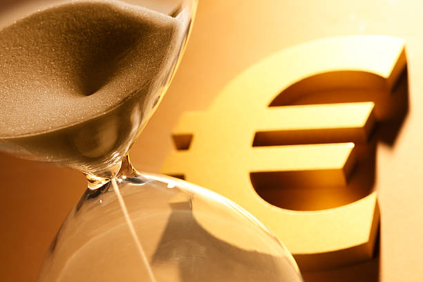 crisis de la deuda europea - euro symbol crisis time debt fotografías e imágenes de stock