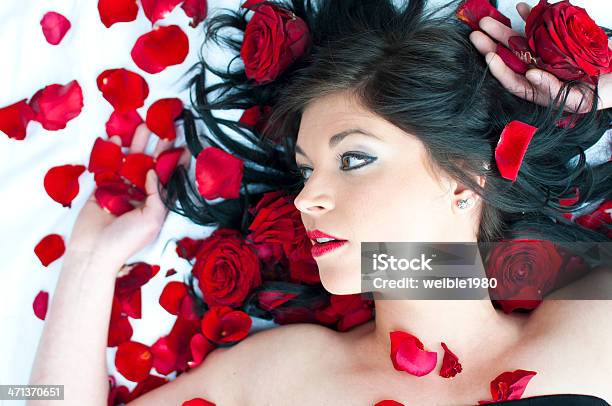 Bellezza Rose Rosse - Fotografie stock e altre immagini di Accudire - Accudire, Adulto, Amore