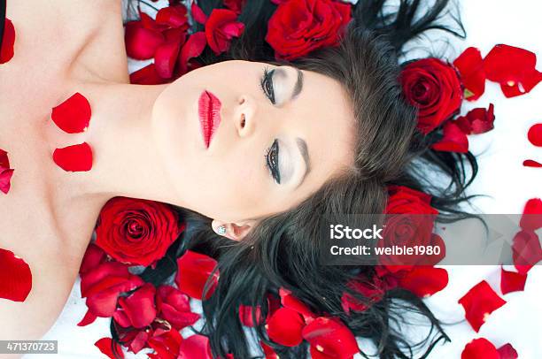 Schöne Rote Rosen Stockfoto und mehr Bilder von Auge - Auge, Frauen, Rose