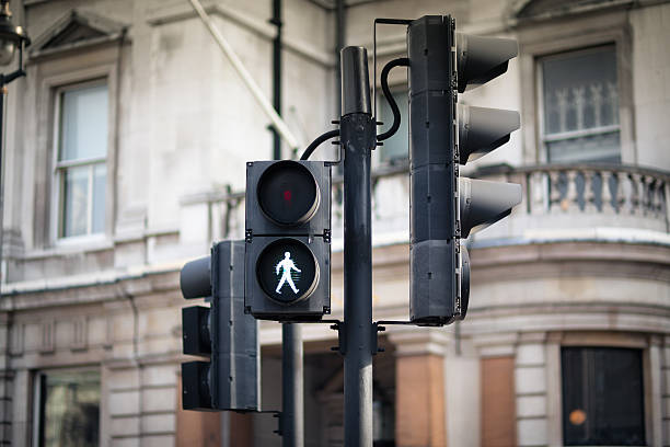 rua de passagem de andar homem - go palavra inglesa imagens e fotografias de stock