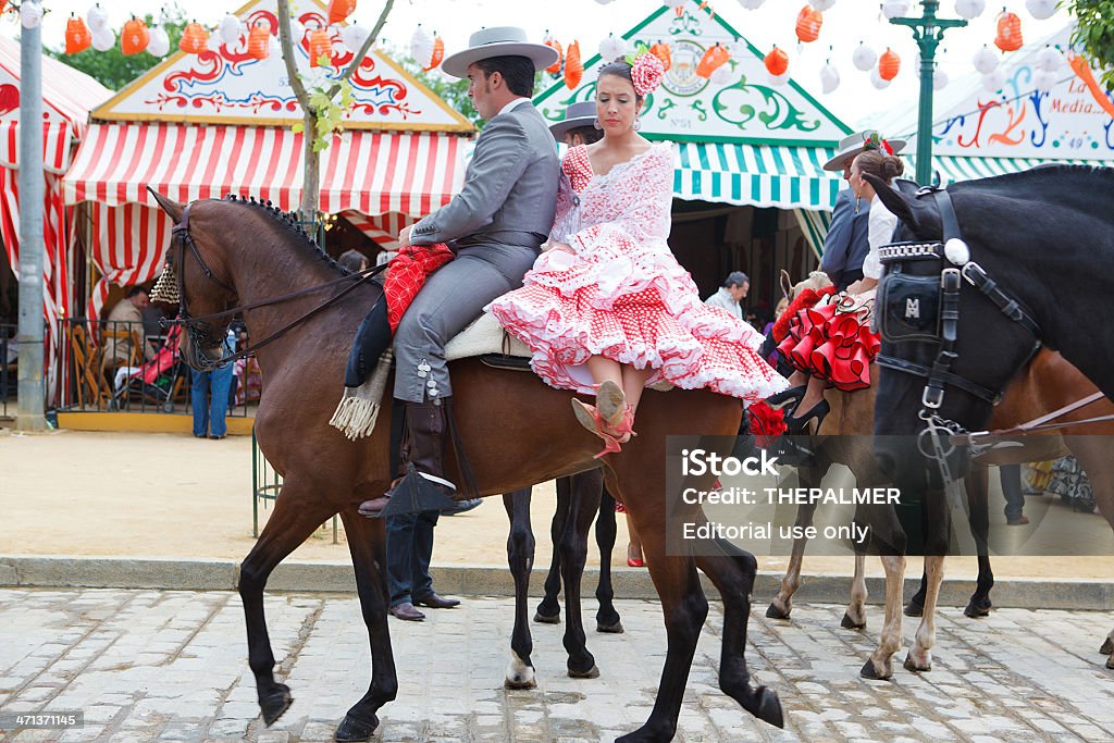Лошадь rider и женщина в Платье flamenco - Стоковые фото Передвижной парк развлечений роялти-фри