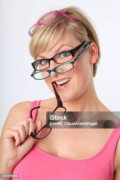 Giovane Donna Bionda Mette Indossando Occhiali Colorati - Fotografie stock e altre immagini di Inclinato