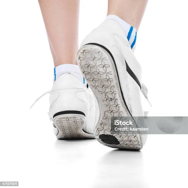 Foto de Feminino Pessoa Caminhando Em Calçados Esportivos e mais fotos de stock de Andar - Andar, Articulação humana, Esporte