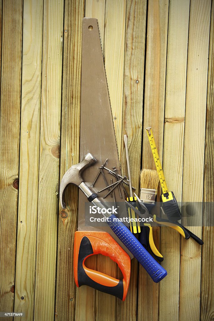 Herramientas de trabajo sobre fondo de madera - Foto de stock de Bricolaje libre de derechos