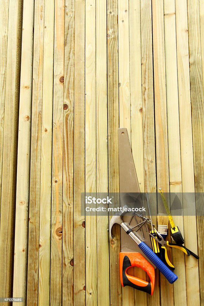 木製の背景に、作業ツール - ねじ回しのロイヤリティフリーストックフォト