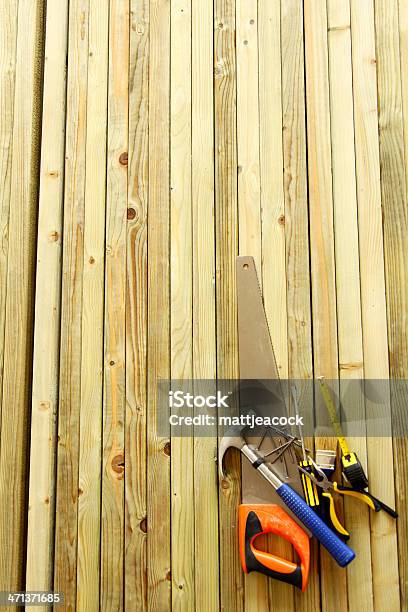 木製の背景に作業ツール - ねじ回しのストックフォトや画像を多数ご用意 - ねじ回し, のこぎり, ビジネスと経済