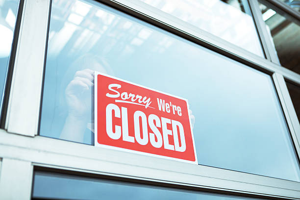 cierre de negocios con "sorry we está cerrado" señal hz - going out of business fotografías e imágenes de stock