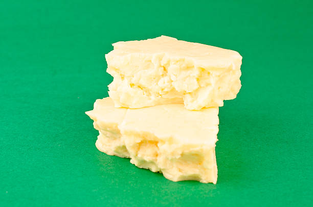 macro formaggio monterey jack sfondo verde - formaggio monterey jack foto e immagini stock