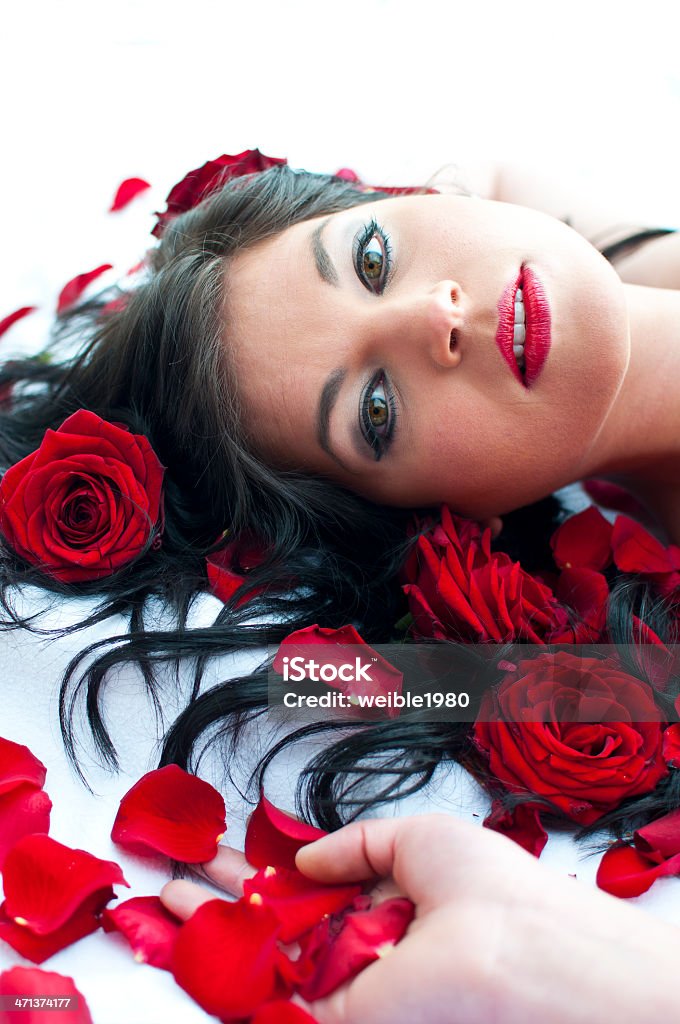 Mujer en la cama de rosas - Foto de stock de Acontecimiento libre de derechos