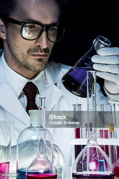Foto de Químico e mais fotos de stock de Cientista - Cientista, Laboratório, Adulto