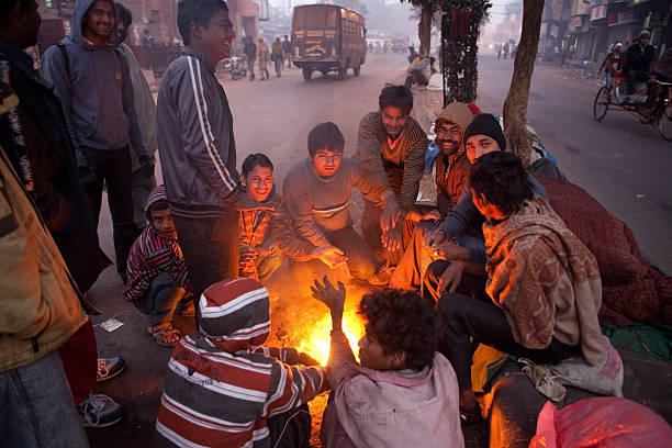 senzatetto uomo a nuova delhi, india - asian tribal culture immagine foto e immagini stock