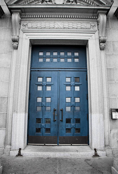 сент-джозеф молельня blue door детали - st joseph oratory стоковые фото и изображения