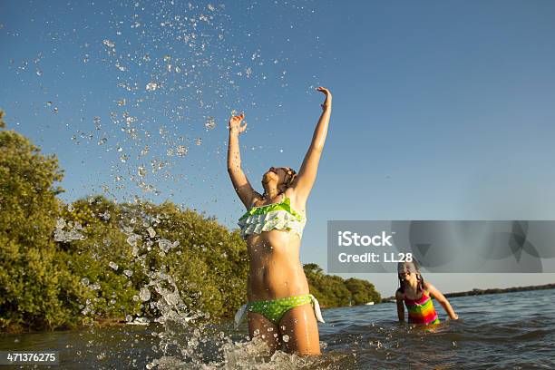 Ragazze Che Giocano - Fotografie stock e altre immagini di Acqua - Acqua, Alberato, Albero