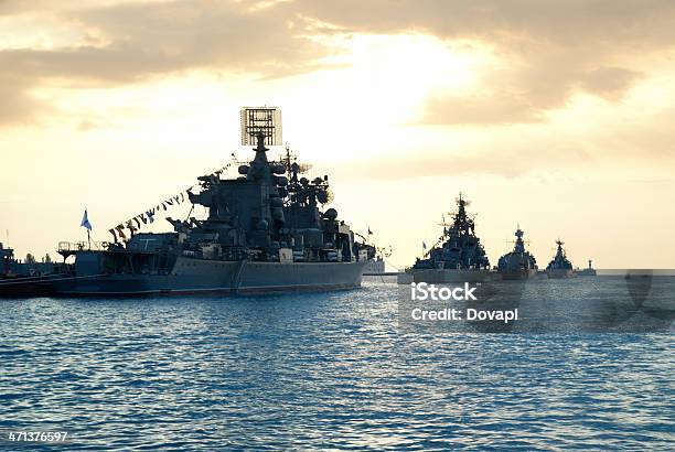 列の軍用船 - オレンジ色のストックフォトや画像を多数ご用意 - オレンジ色, カラフル, カラー画像